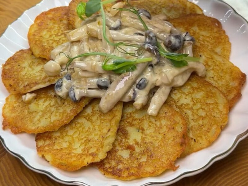 Prepare these incredible potato pancakes with mushroom gravy. The secret of juiciness and fluffiness is in the recipe