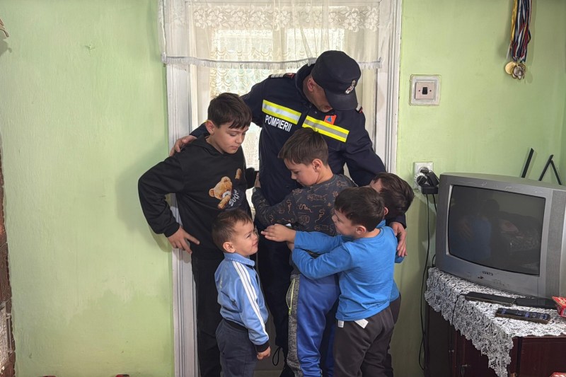 VIDEO A firefighter from Botoşani offered a family with seven children, who risked being on the roads, the house they inherited from their grandparents