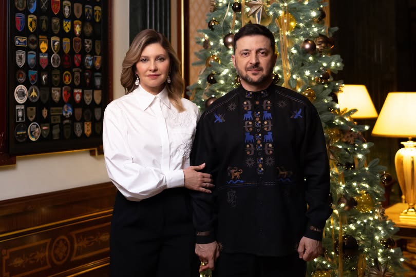 New spectacular hairstyle for the first lady. Zelenskaya posed for the traditional New Year's photo with the president photo 1