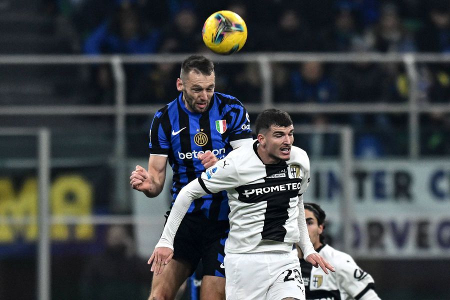 Valentin Mihăilă, aerially dominated by Stefan De Vrij, was overtaken by events on Cristi Chivu is cleaning at Inter! » How many 30+ players will leave and how much they could save on their wages