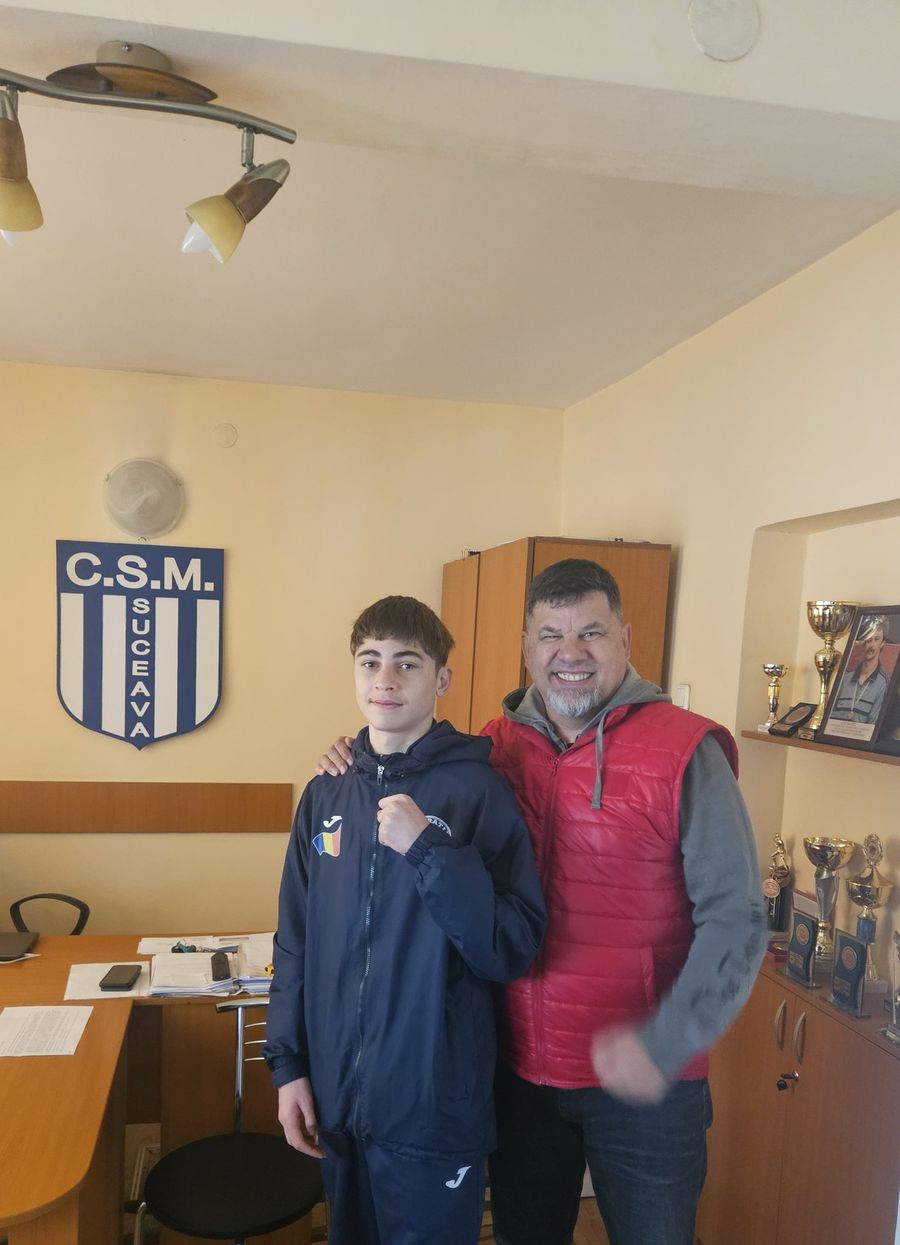 Şerban Stoica together with Andu Vornicu, the trainer who has guided his boxing career so far. Photo: https://www.facebook.com/andu.vornicu/ The kid with golden fists from Romanian boxing: