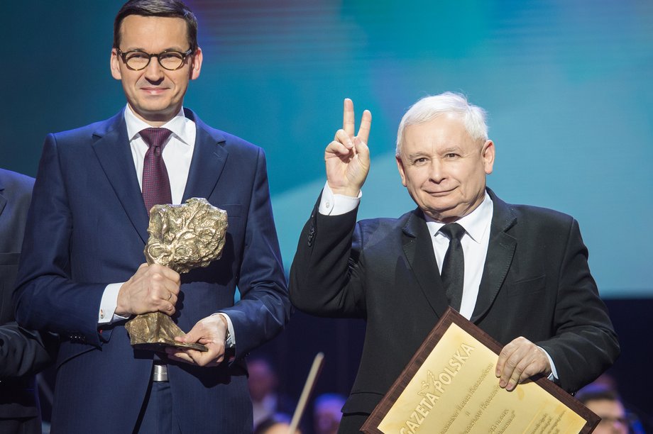 Former Prime Minister Mateusz Morawiecki and PiS president Jarosław Kaczyński at the Gazeta Polska awards ceremony