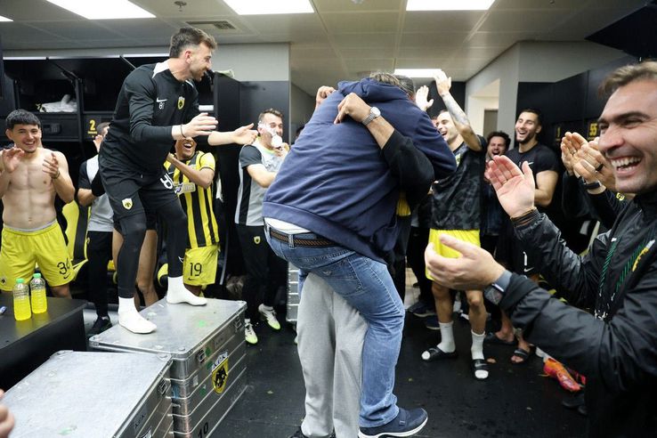 Marios Iliopoulos, celebrating the victory with AEK's players // photo: sport24.gr