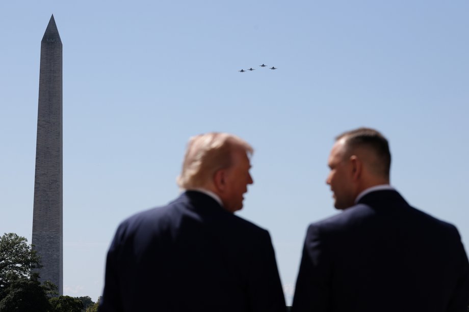 3 września 2025 r. w Waszyngtonie. Prezydent Stanów Zjednoczonych Donald Trump wita prezydenta Karola Nawrockiego w Białym Domu. Na niebie przelot samolotów wojskowych w celu uhonorowania zmarłego kilka dni wcześniej w tragicznym wypadku samolotu F-16 majora Macieja Krakowiana