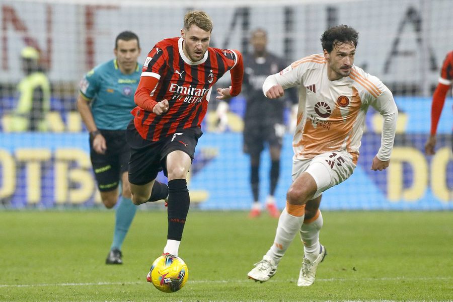 Santiago Gimenez made his Milan debut with a decisive assist against Roma, 3-1 in the Coppa Italia, a match in which he faced Mats Hummels / Photo: Imago Milan found a replacement for Gimenez, in danger of being operated on » How many goals does the striker targeted by the Rossoneri have!