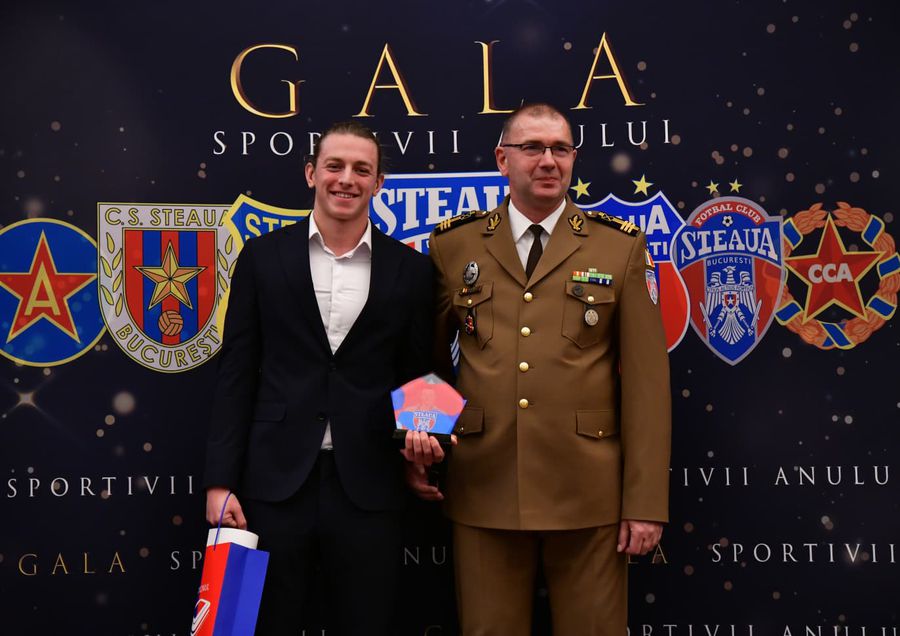 The swimmer Robert Badea, the junior of the year, with the captain of the Steaua club Eduard Danilof PHOTO Cristi Preda Swimmer Robert Badea spoke about the challenges of 2026: