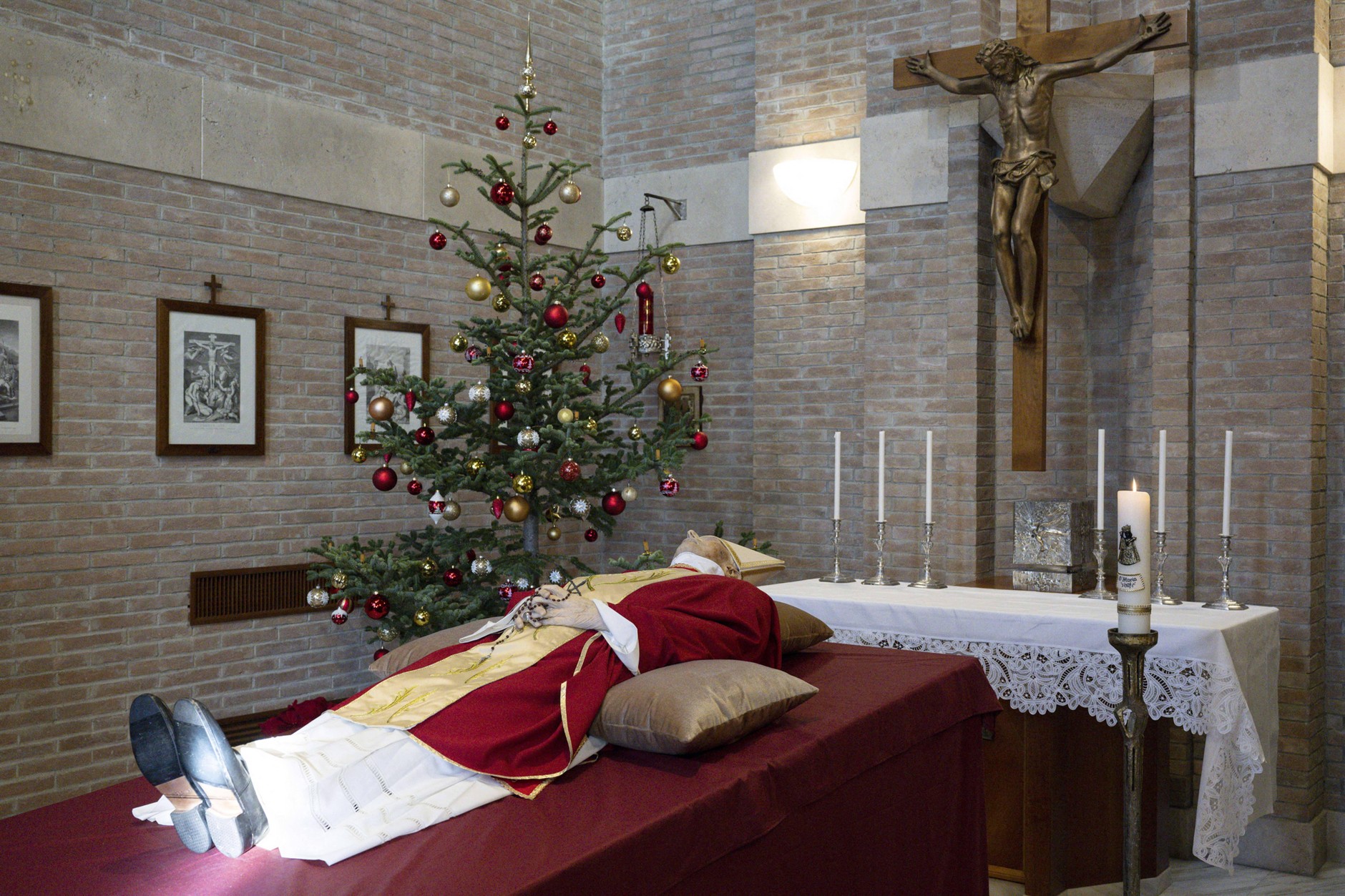 The body of Pope Benedict XVI in the chapel of the Mater Ecclesiae monastery. Vatican, January 1, 2023