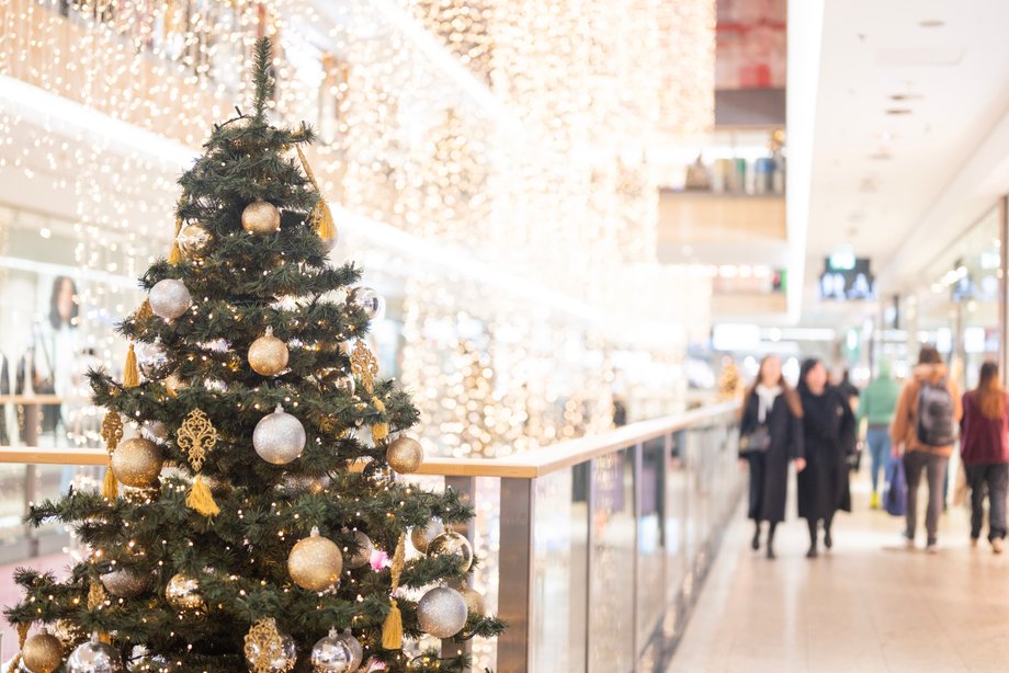 Shopping malls fight for customers' attention