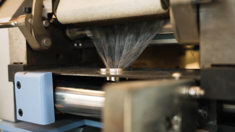 This machine turns used fabrics into new sweaters