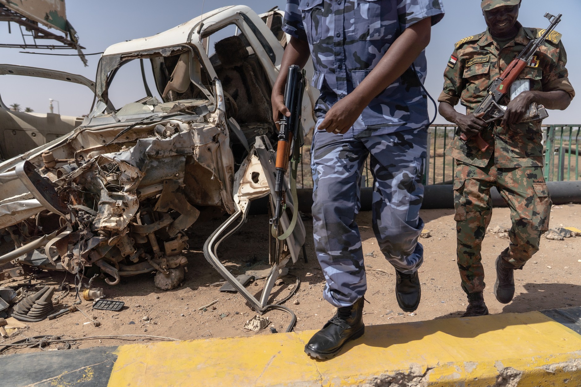A damaged car as a result of fighting in Khartoum (illustrative photo)