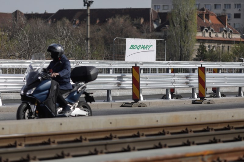 Who is the motorcyclist who entered the tram line 41, to escape the traffic in Bucharest. The police are looking for the stuntman who is running away from the tram on the sleepers