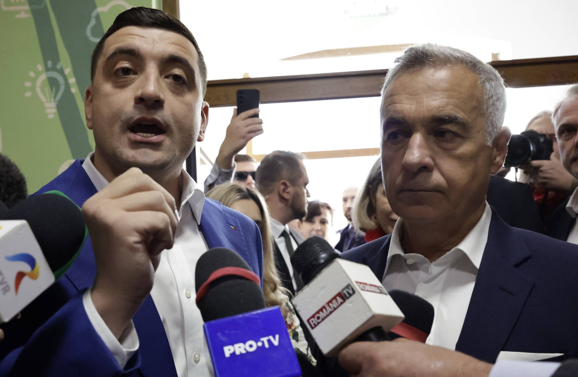 George Simion, candidate of the Romanian far right in 2025, accompanied by Calin Georgescu, who was banned from running. Mogosoaia, May 18, 2025