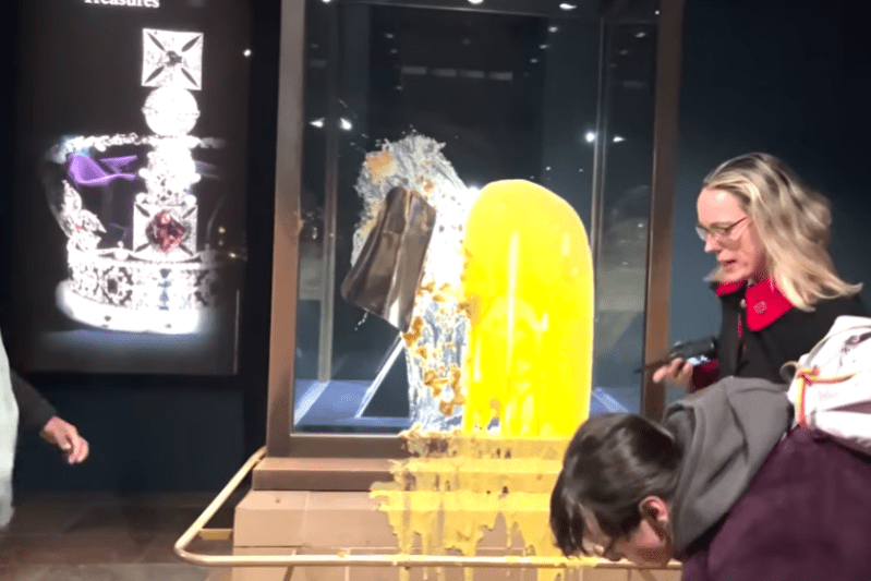 VIDEO The moment when four young people throw food into the showcase where the Imperial Crown is. Tower of London, temporarily closed