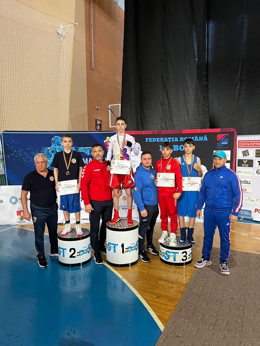 The first gold medal in boxing for Şerban Stoica: he became national cadet champion in 2023, in Piatra Neamț. Photo: https://www.facebook.com/photo/?fbid=362488689553145&set=pob.100073760514881 The kid with golden fists from Romanian boxing: