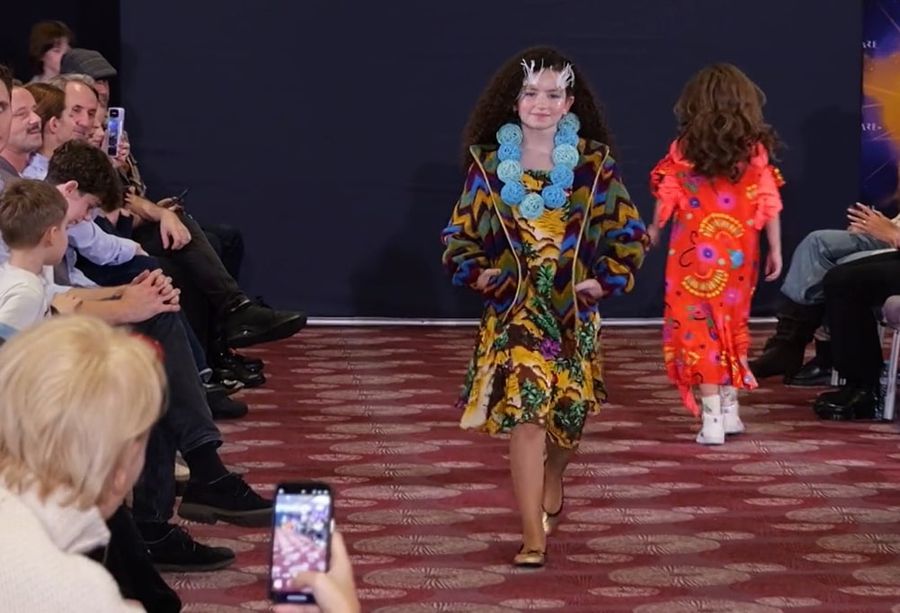 Yasmin Urzică in the presentation of the Raluca Soare collection The children of Olympic champions Alina Dumitru and Marius Urzică, stars in a fashion show: