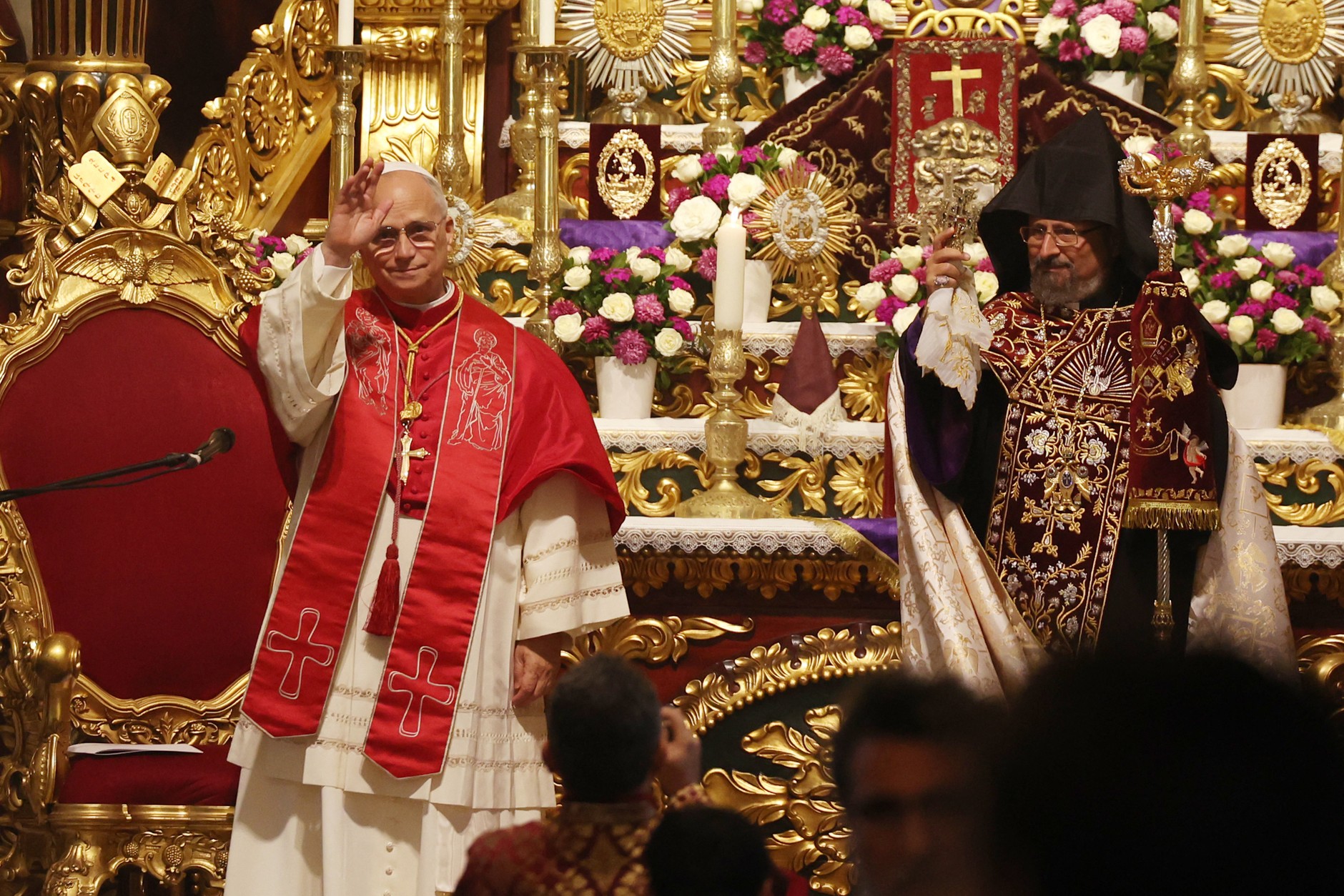 Papież Leon XIV stoi obok patriarchy Sahaka II podczas wizyty w Ormiańskiej Katedrze Apostolskiej w Stambule (30 listopada 2025 r.)