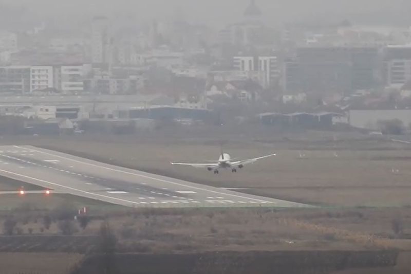VIDEO Amazing images at Cluj-Napoca airport. How pilots managed to land planes on wind code orange