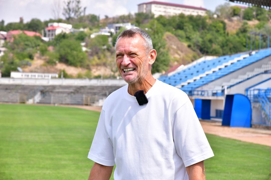 He bluntly tells Radu Drăgușin: 