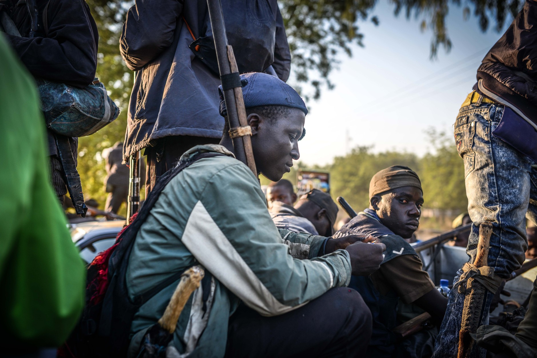Lokalni myśliwi w stanie Adamawa w Nigerii. Przygotowują się do wsparcia nigeryjskiej armii walczącej z terrorystami Boko Haram, 6 grudnia 2014 r. (zdj. ilustracyjne)