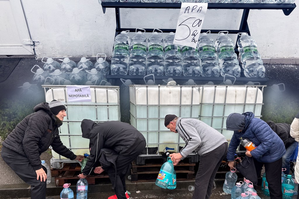 The residents of Câmpina supply domestic water. Photo: Stefania Gheorghe / Hotnews