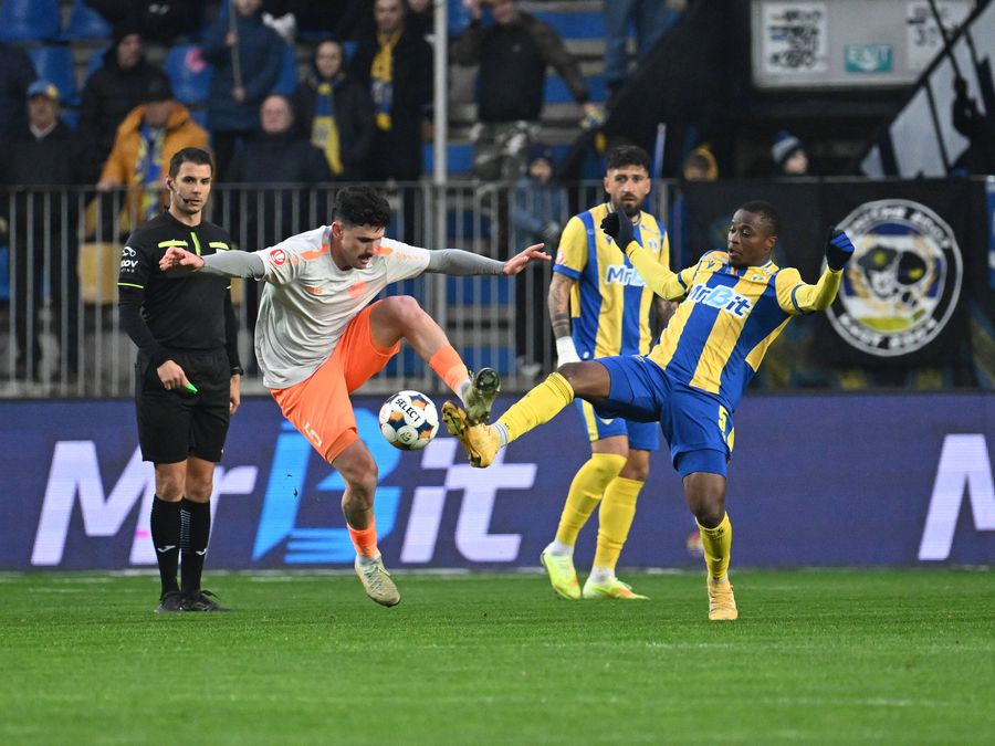 Dongmo, dueling with Sabater // photo: Imago Images His team was trampled, but Gabi Balint still remarked: