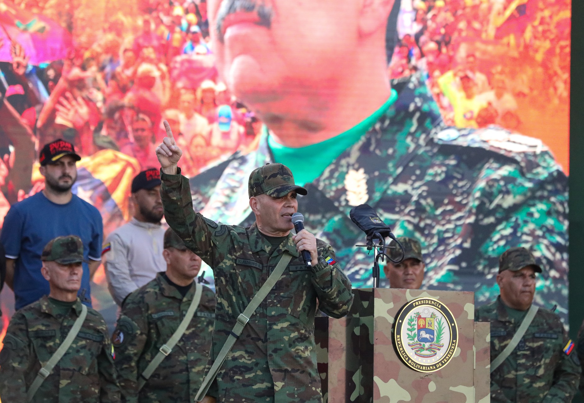 Commander-in-Chief of the Venezuelan Army, Vladimir Padrino Lopez, with his soldiers (illustrative photo)