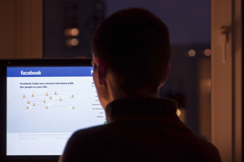 Man forced to pay moral damages of 50,000 lei for swearing and threatening an internet user on Facebook, in comments about Călin Georgescu