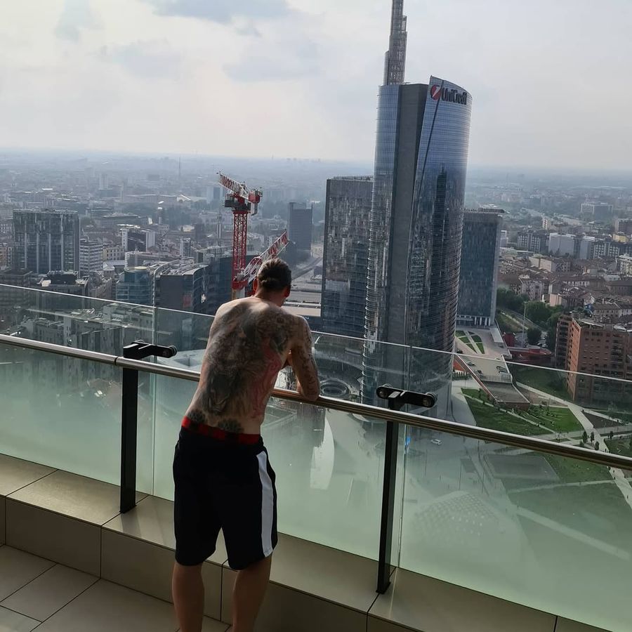Here's where Zlatan Ibrahimovic lives in Milan: 5 million euro penthouse on the 34th floor, indoor pool, furniture from famous designers + What luxury neighborhood did Cristi Chivu choose
