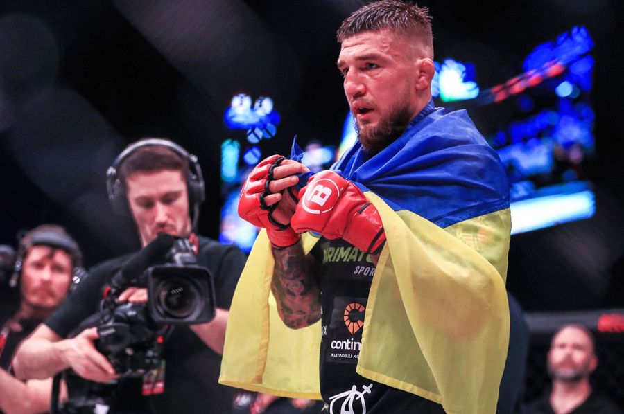 Yaroslav Amosov, carrying the flag of Ukraine on his shoulders / Photo source: Imago Images From the cage to the front and back to the octagon » The story of the Ukrainian champion who made a brilliant debut in the UFC: