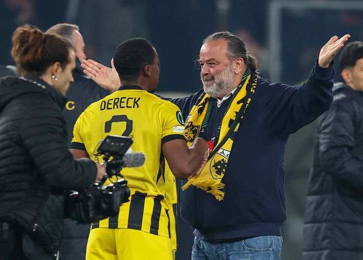 Marios Iliopoulos celebrating the victory with AEK's players // photo: Imago Images