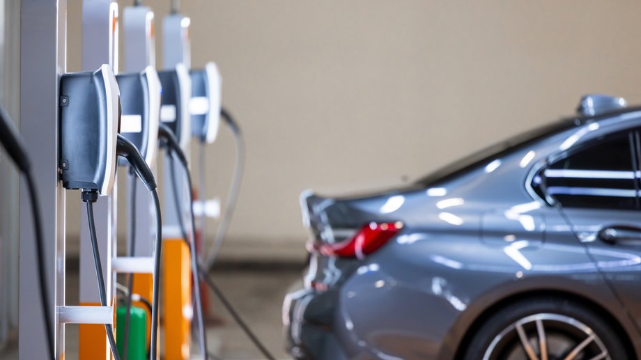 When choosing electric vehicles, a company must consider, among other things, where to charge them
