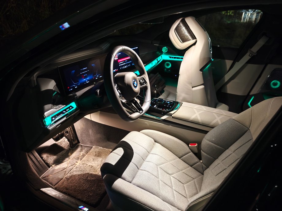 The interior of the BMW i7