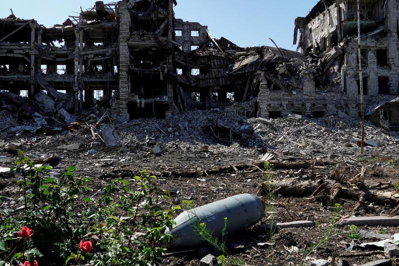 An unexploded bomb in front of a destroyed building in Mariupol, Ukraine, Photo: STRINGER / AFP / Profimedia