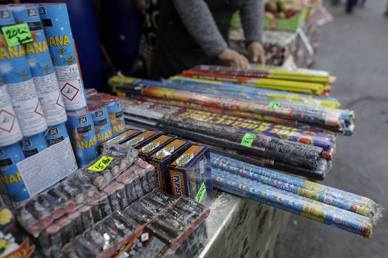 Firecrackers and fireworks, Obor Square, Photo: Inquam Photos / Octav Ganea