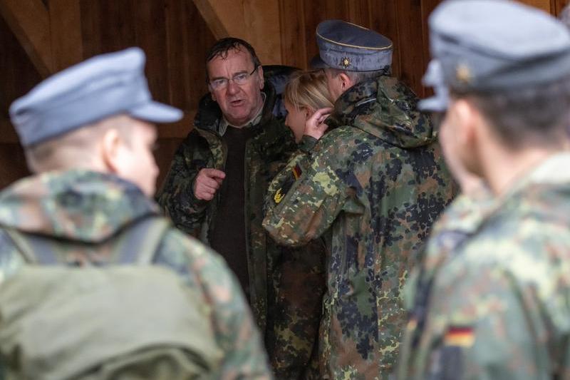 Boris Pistorius in a discussion with German soldiers, Photo: Peter Kneffel / DPA / Profimedia