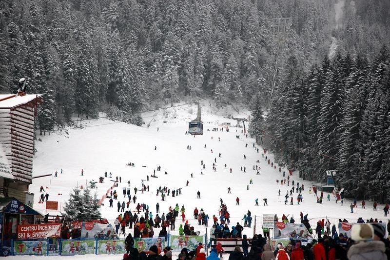 Tourists on a ski slope in Poiana Brașov, Photo: Inquam Photos / Virgil Simonescu