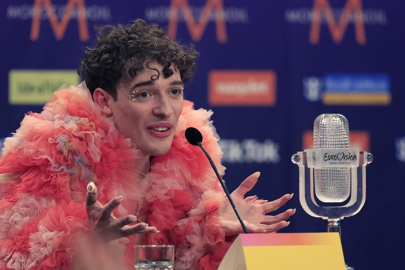 Nemo broke the trophy won at Eurovision 2024 on stage, Photo: Andreas Hillergren/TT/Shuttersto / Shutterstock Editorial / Profimedia
