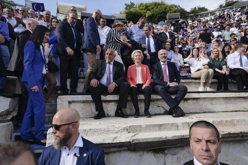 Boiko Borisov, supported by Ursula von der Leyen and Manfred Weber, Photo: Dimitar KYOSEMARLIEV / AFP / Profimedia