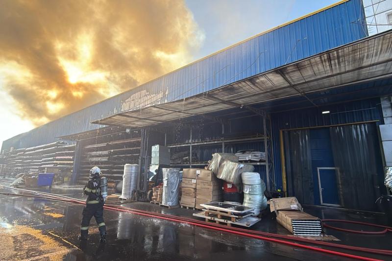 Strong fire in Bucharest, columns of smoke, Ro-Alert message for residents. Dozens of firefighters are now on the scene