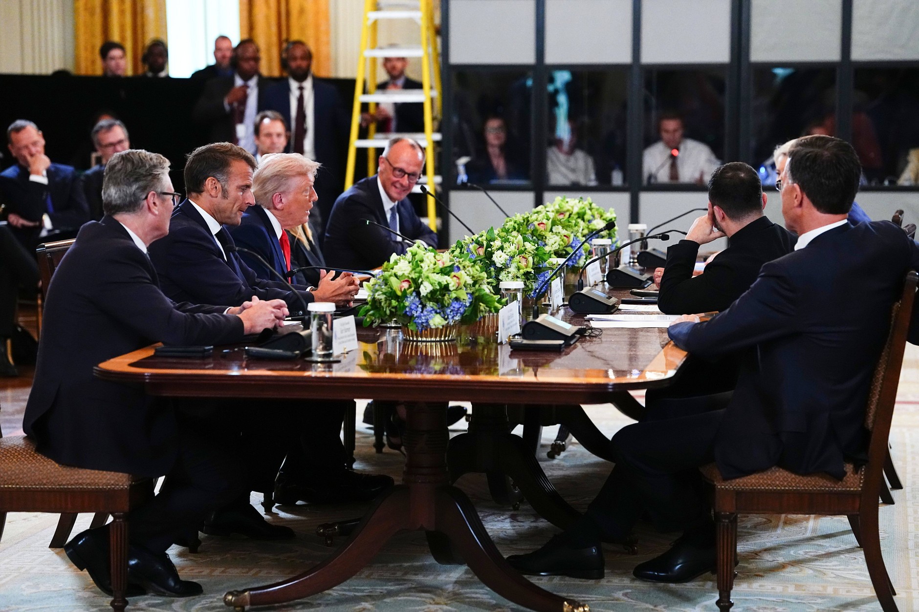 Meeting of European leaders with the US President in the White House. From the left: British Prime Minister Keir Starmer, French President Emmanuel Macron, Donald Trump, German Chancellor Friedrich Merz. On the right, Secretary General Mark Rutte (back) and President of Ukraine Volodymyr Zelensky, Washington, DC, USA, August 18, 2025.