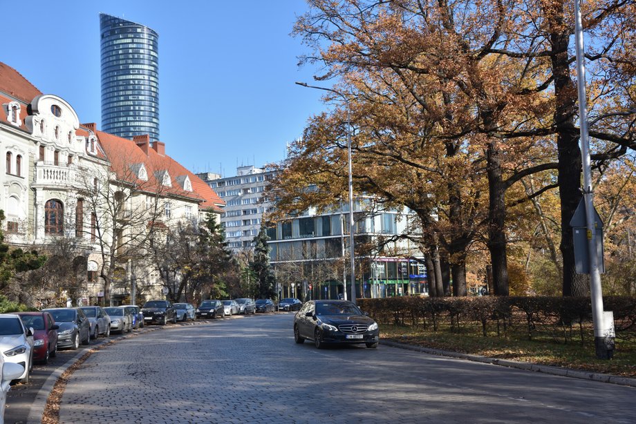 The least at risk are Warsaw, Kraków, Wrocław, Gdańsk and Poznań, in the photo: Rondo, Plac Powstańców Śląskich, in Wrocław's Krzyki