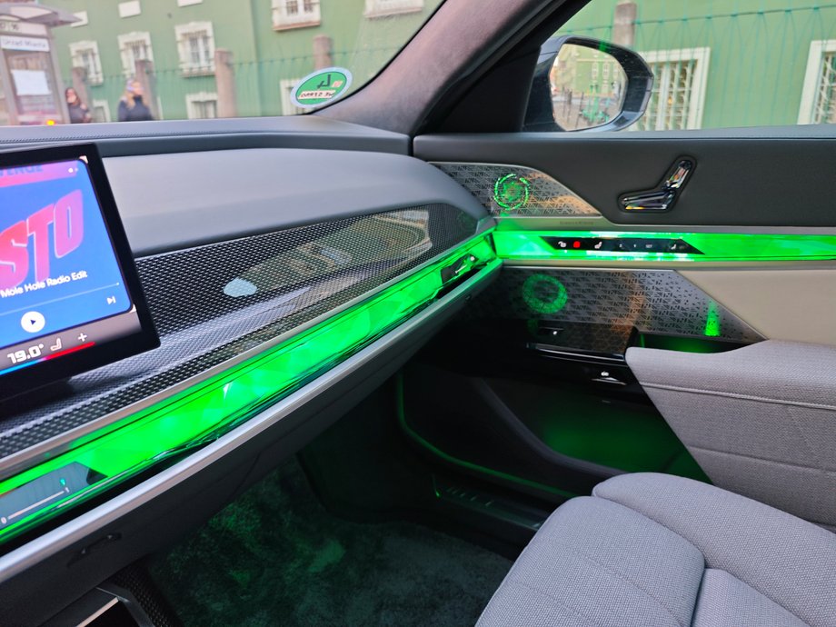The colors on the panels can be changed as you wish