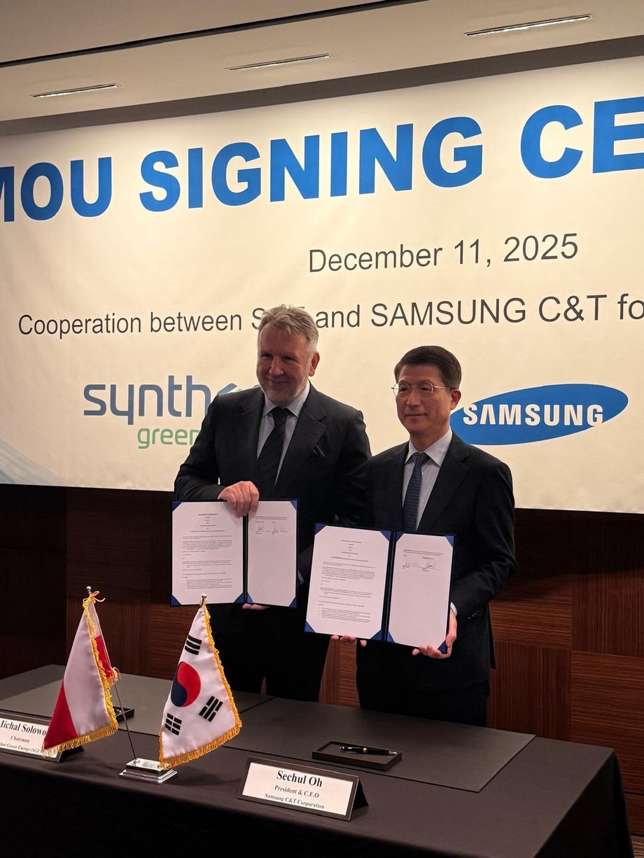 Michał Sołowow and a representative of Samsung C&T sign a cooperation agreement