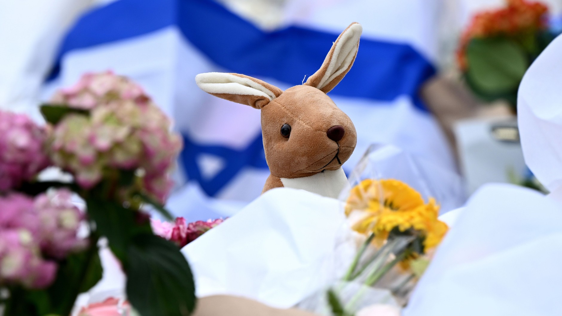 A toy kangaroo and an Israeli flag at the site of the attack on Bondi Beach. Sydney, December 15, 2025