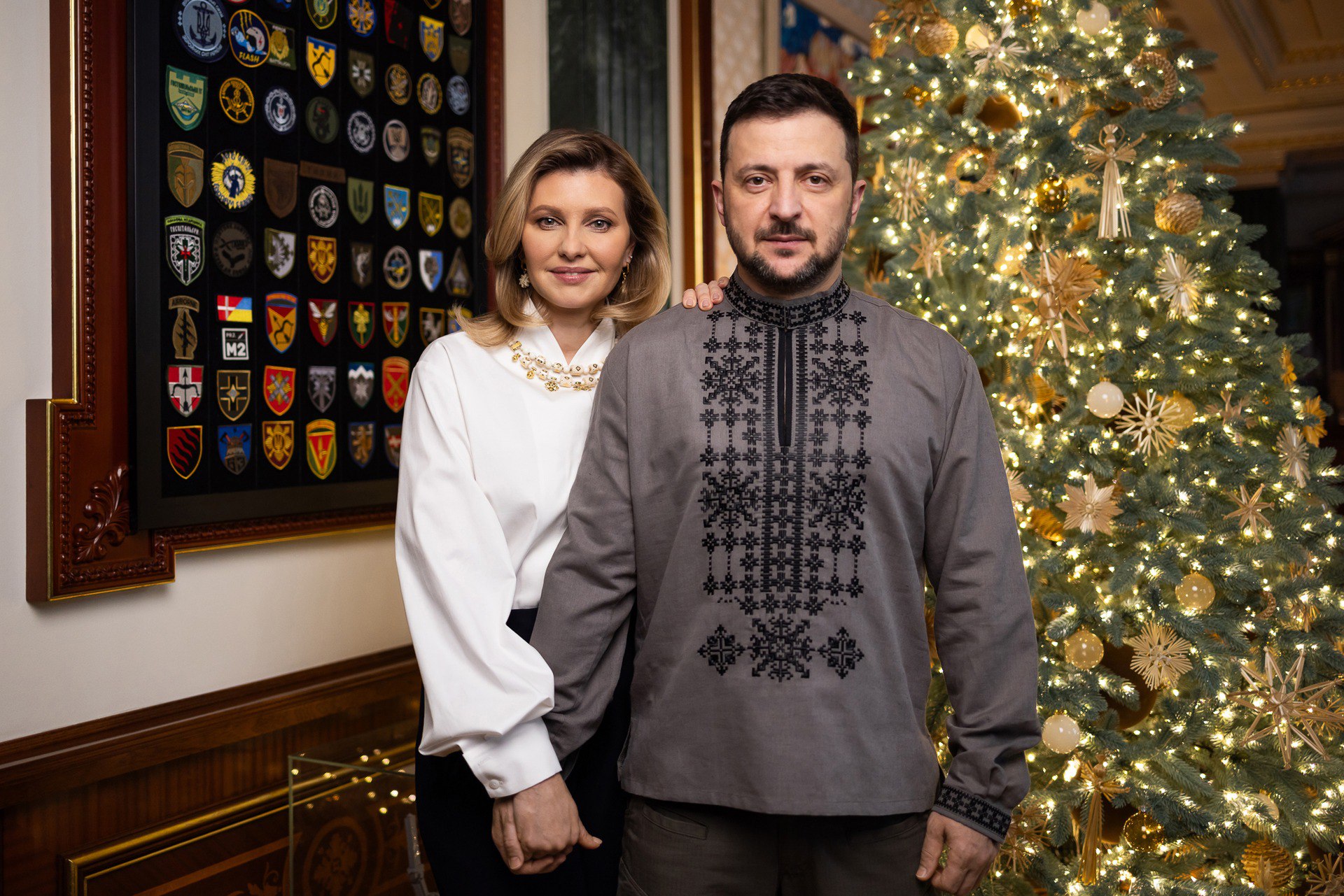 New spectacular hairstyle for the first lady. Zelenskaya posed for the traditional New Year's photo with the president photo 2