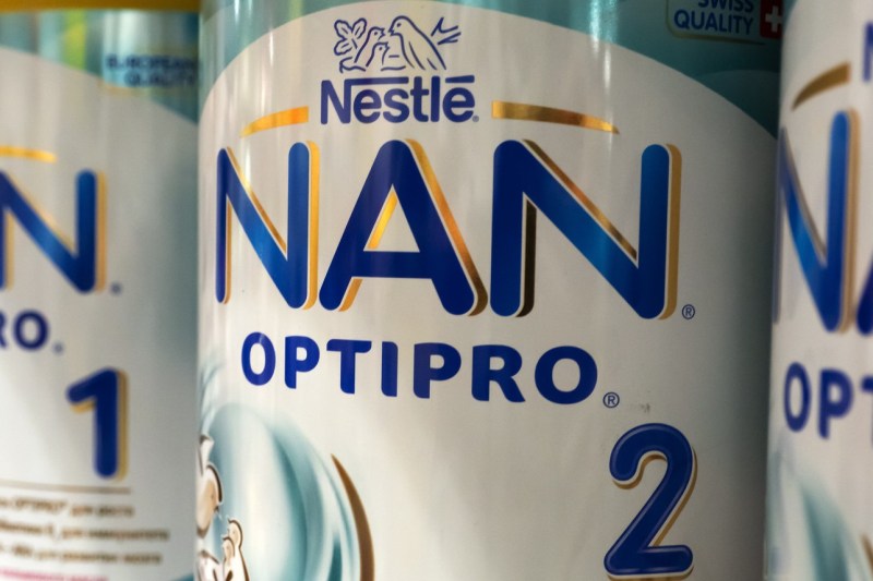 Milk powder for infants, withdrawn from the market by Nestle, after the identification of a bacteria on the production line. Hypermarkets announcement