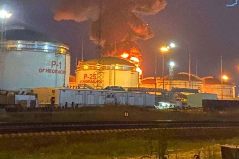 Night attack with Ukrainian drones on the Black Sea coast. Massive fire, one and a half kilometers long, two ships were hit