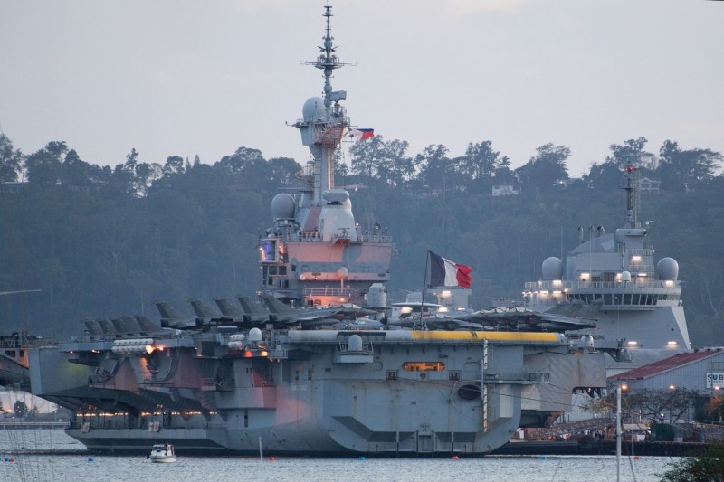 Macron announces that France will build a new aircraft carrier, which will replace 