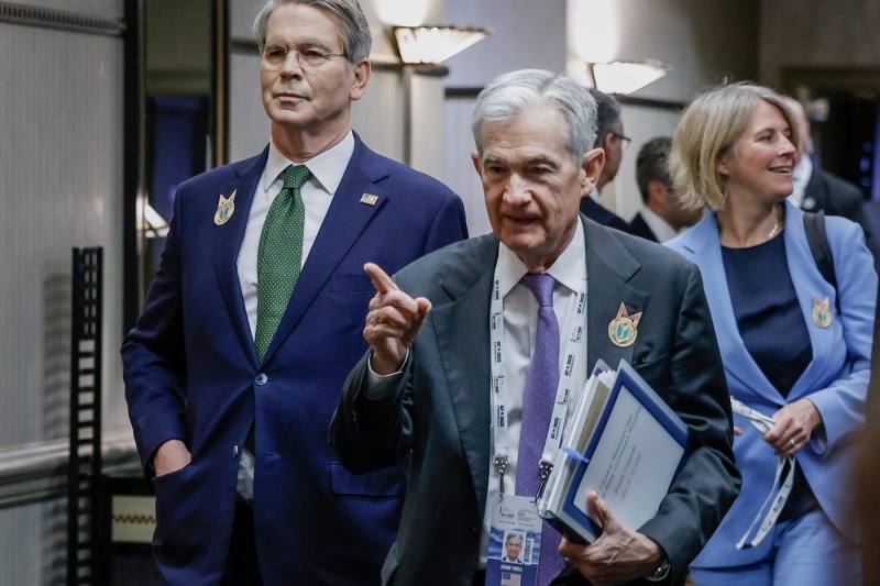 Meeting with sparks at the US central bank to approve the measure insisted on by Donald Trump