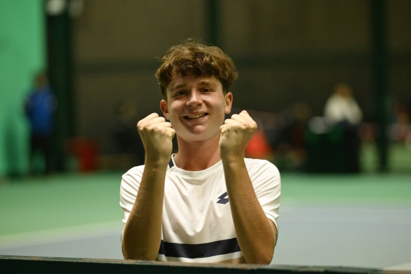 Drama: The most talented Romanian tennis player will compete for France. 